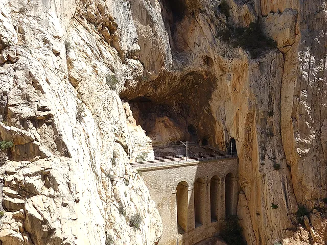 L'antica struttura ad archi del canale idroelettrico scavata nella roccia