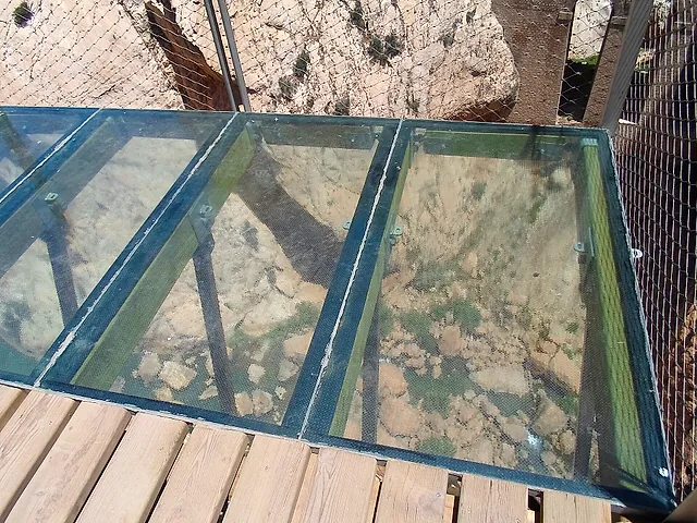 Il balcone con il pavimento di vetro sopra la gola dei Gaitanes