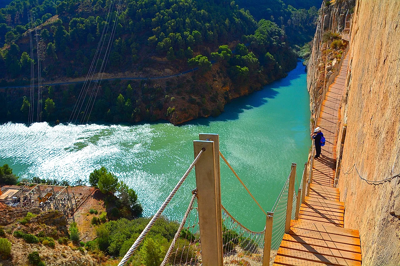 La passerella accanto al bacino turchese