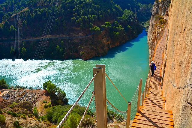 La passerella accanto al bacino turchese
