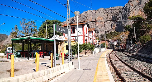 La stazione ferroviaria di El Chorro-Caminito del Rey ai piedi delle rupi