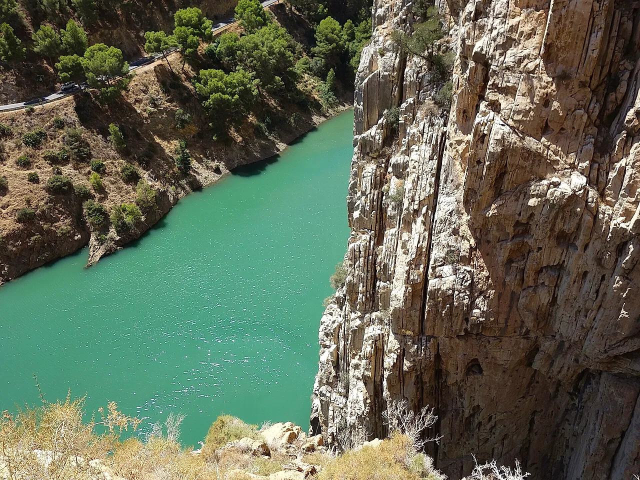 L'acqua turchese della gola dei Gaitanes tra pareti di roccia a picco
