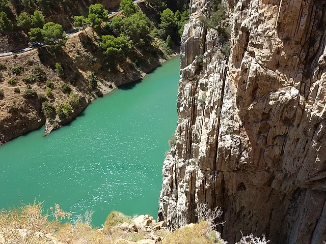 L'acqua turchese della gola dei Gaitanes tra pareti di roccia a picco