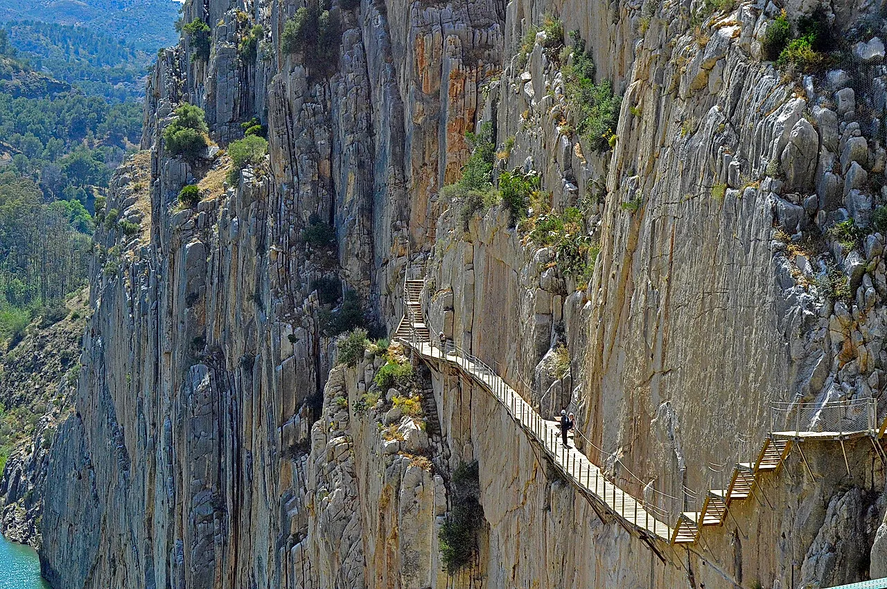 La passerella aggrappata alla parete verticale della gola dei Gaitanes