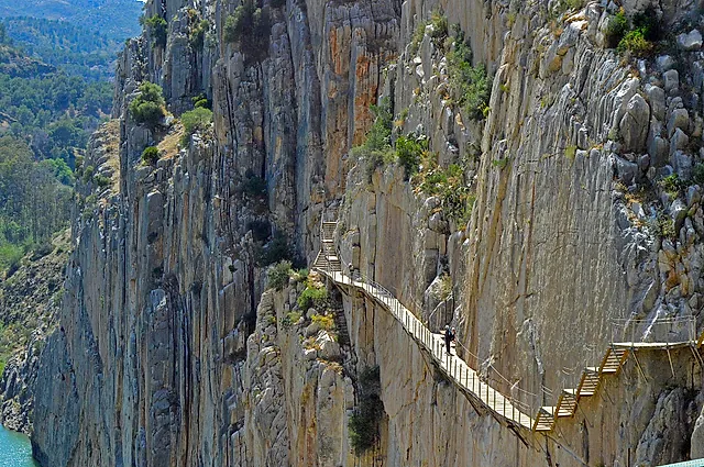 La passerella aggrappata alla parete verticale della gola dei Gaitanes