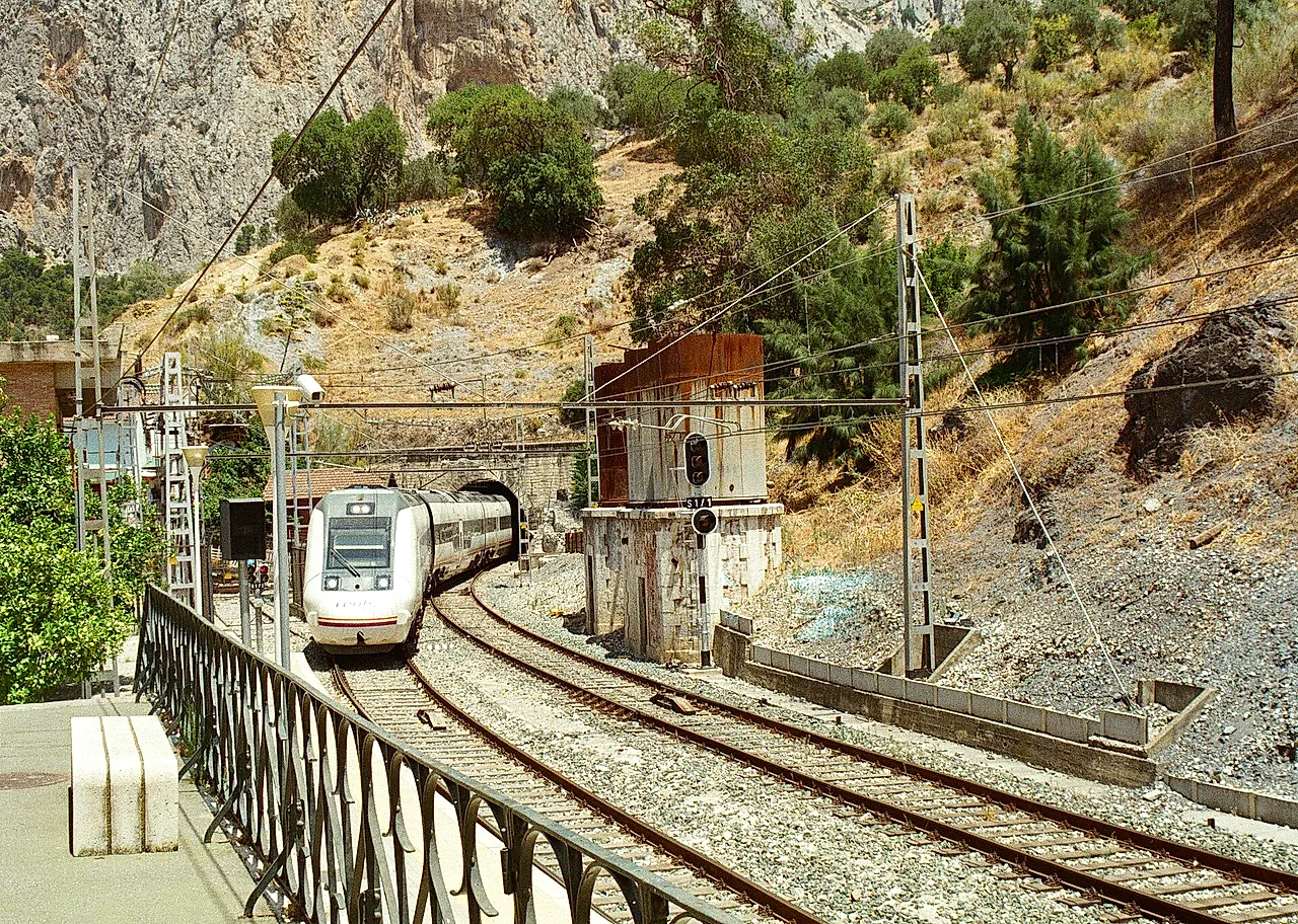 Un treno in arrivo alla stazione di El Chorro