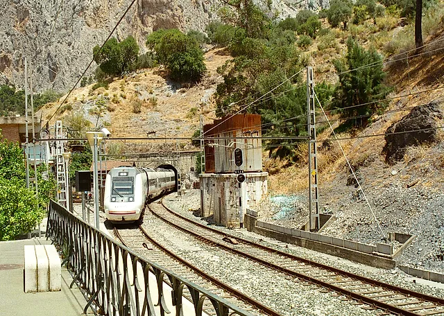 Un treno in arrivo alla stazione di El Chorro