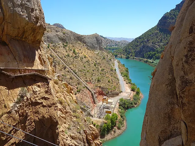 La valle del Guadalhorce e il suo bacino turchese visti dalla passerella